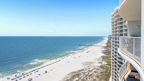 Ein Strandhotel mit Blick auf das Meer und den Strand.