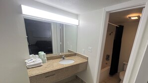 Basic Tek Kişilik Oda | Banyo | Havlu, sabun, şampuan, tuvalet kâğıdı 