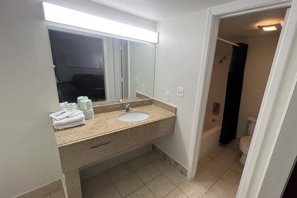 Basic Single Room | Bathroom | Towels, soap, shampoo, toilet paper