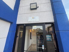 تفاصيل الفندق من الخارج