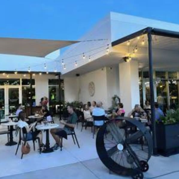 Outdoor dining - Fully remodeled 3/2.5+ outdr.shower, set on a tropical creek in downtown Bonita! (Bonita Springs)