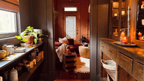 Ein gemütliches Interieur mit Holzboden, Kamin und Bücherregal.