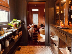 Un intérieur chaleureux avec un plancher en bois, une cheminée et une bibliothèque.