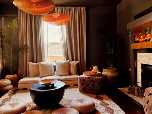 Living area - Midtown Zen Retreat - Meditation Room, Fire Pit & Screened Porch - Sleeps 6 (Memphis)