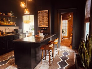Private kitchen - Midtown Zen Retreat - Meditation Room, Fire Pit & Screened Porch - Sleeps 6 (Memphis)