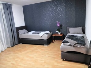 2 bedrooms, internet, bed sheets - Vacation apartment Laura at Schwerte train station (Schwerte)