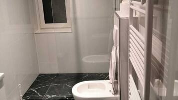 Haartrockner, Handtücher, Seife, Toilettenpapier