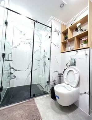 Haartrockner, Handtücher, Seife, Toilettenpapier