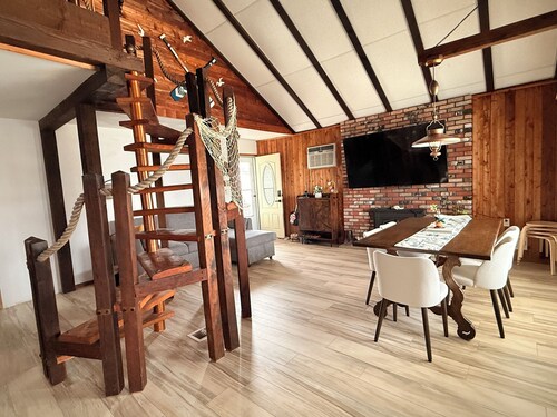 Barnegat Bay Waterfront 4-bedroom House with Dock.  Short drive from NYC