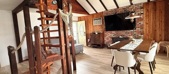 Barnegat Bay Waterfront 4-bedroom House with Dock. Short drive from NYC