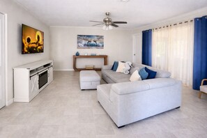 Smart TV, video games, books - Waterfront Punta Gorda Isles Home • Dock • Kayaks • Sunset Views • Gulf Access (Punta Gorda)