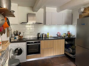 Private kitchen - Authentic, quiet retaise house with enclosed wooded grounds in town center (Sainte-Marie-de-Ré)