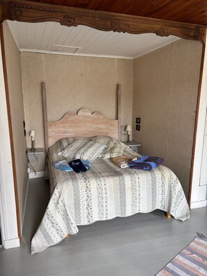 5 bedrooms, iron/ironing board, free WiFi, bed sheets - Authentic, quiet retaise house with enclosed wooded grounds in town center (Sainte-Marie-de-Ré)