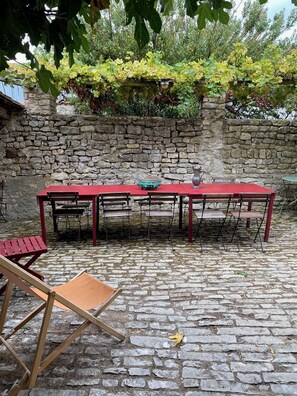 Outdoor dining - Authentic, quiet retaise house with enclosed wooded grounds in town center (Sainte-Marie-de-Ré)