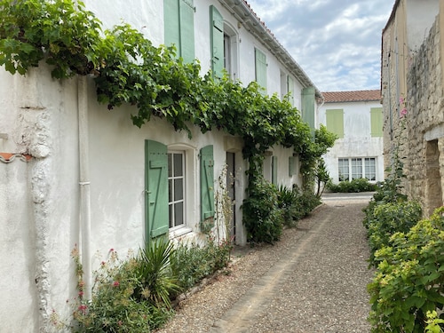 Authentic, quiet retaise house with enclosed wooded grounds in town center