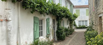 maison rétaise authentique et calme, avec clos arboré en plein centre ville