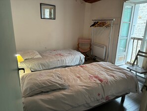 Room - Authentic, quiet retaise house with enclosed wooded grounds in town center (Sainte-Marie-de-Ré)