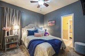 Room - The Regent: Abilene Luxury Retreat w/ Patio & Fire (Abilene)