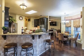 Dining - The Regent: Abilene Luxury Retreat w/ Patio & Fire (Abilene)