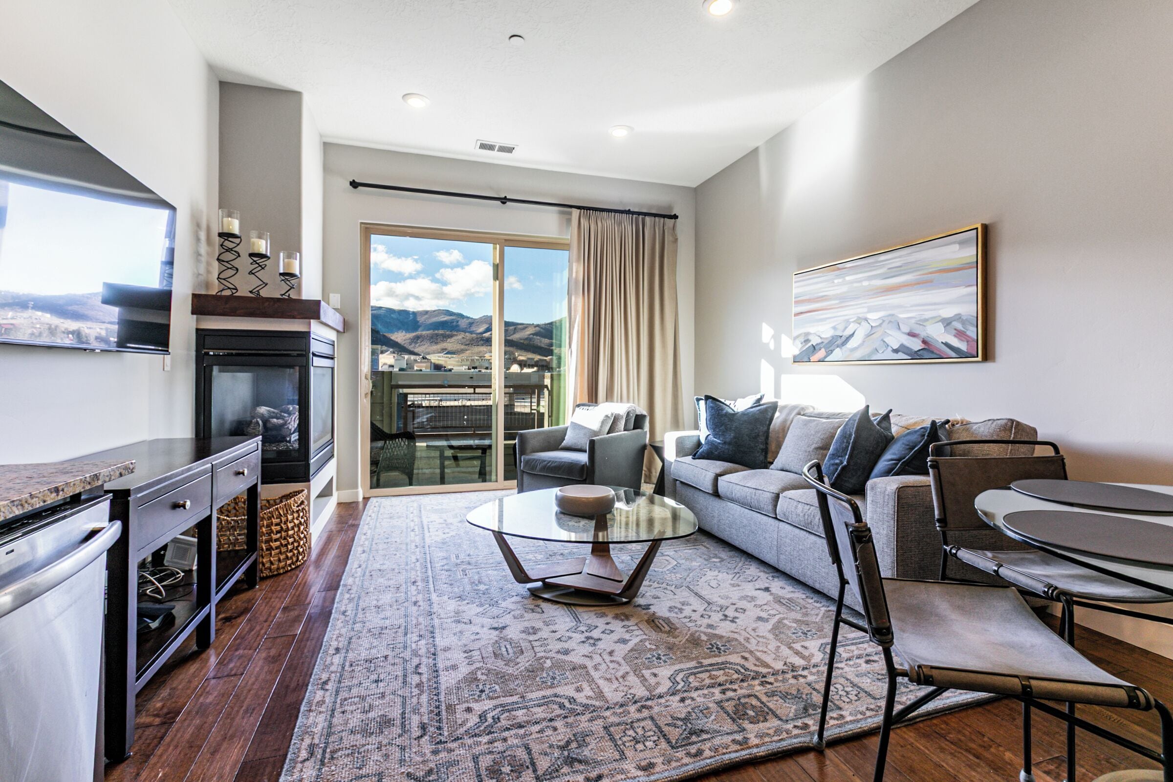 Deluxe Condo, Balcony, Mountain View | Living area