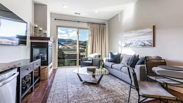 Deluxe Condo, Balcony, Mountain View | Living area