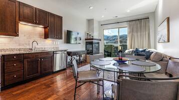 Condo Deluxe, balcon, vue sur la montagne | Intérieur