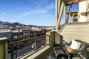 Deluxe Condo, Balcony, Mountain View | Property grounds
