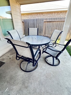 Outdoor dining - Family Retreat / 3BR Home w/ Yard & Comfort (Spring)