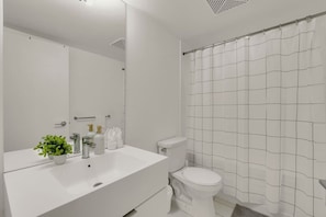 Bathroom - Urban Stay - 2BR - Close to Rogers Centre (Toronto)