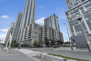 Exterior - Urban Stay - 2BR - Close to Rogers Centre (Toronto)