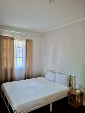 4 bedrooms, iron/ironing board, free WiFi, bed sheets - 4-bedroom spacious house in peaceful Las Piñas with cool AC breeze (Las Piñas)