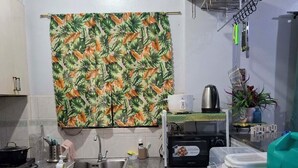 Eine Küche mit Arbeitsplatte, Spüle und einer Wandablage.