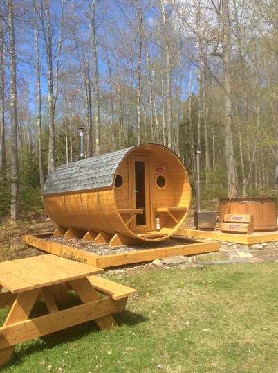 Nature's Whisper Serene Bungalow in a Forest setting with Sauna and Hot/Cold Tub