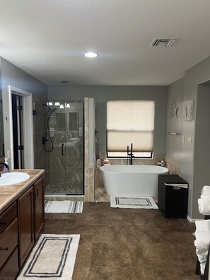 Hair dryer, bidet, towels, soap - Yuma Oasis with Pool & Spa,Spacious, Family-Friendly, Central Location (Yuma)