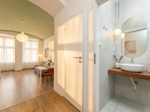 Shower, hair dryer, towels, soap - Emora - Bright Apartment in Prague Center (Hlavní město Praha)