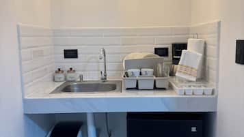 Coffee/tea maker, cookware/dishes/utensils, dining tables