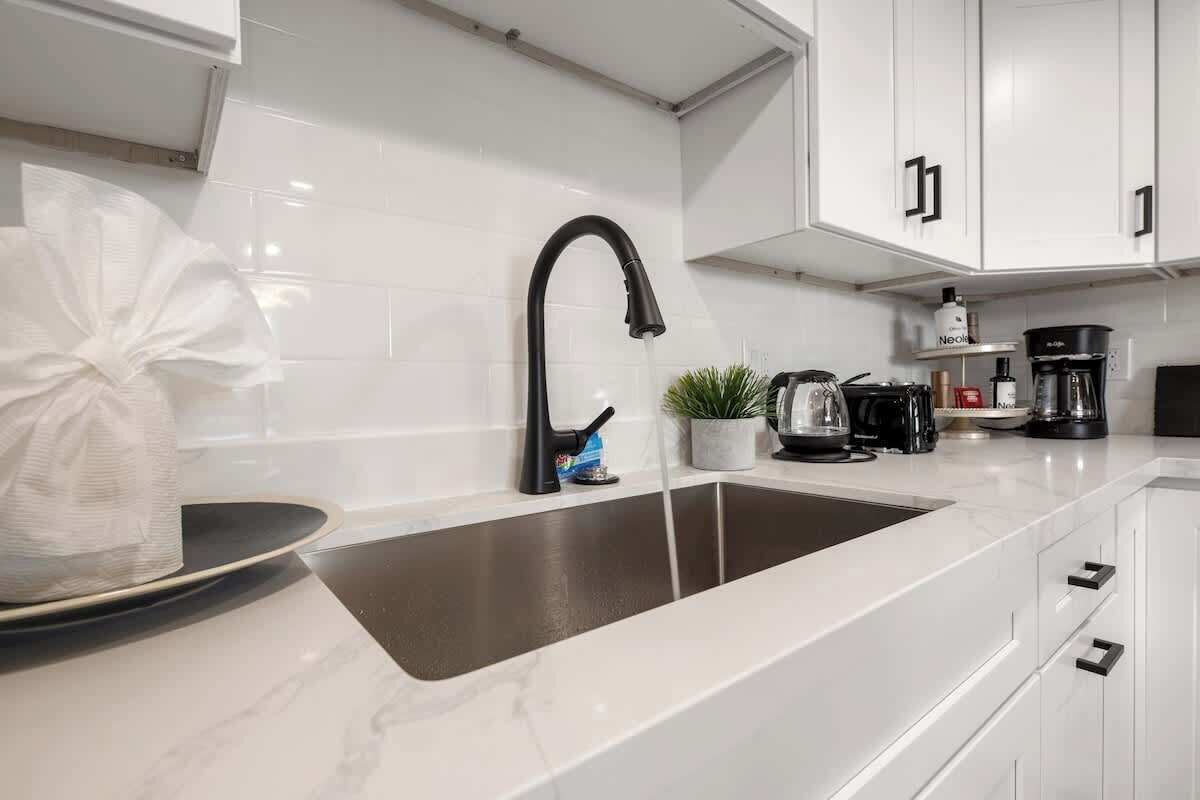 Réfrigérateur, four à micro-ondes, un four, surface de cuisson
