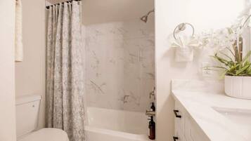 Dusche, Haartrockner, Shampoo