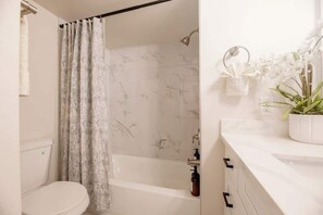 Dusche, Haartrockner, Shampoo
