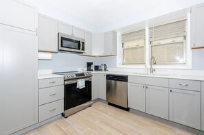 Private kitchen - Spacious 3BR/2BA Apartment - Smart Lock & 85" TV - Near Downtown (Chicago)