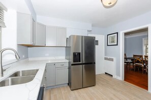 Private kitchen - Spacious 3BR/2BA Apartment - Smart Lock & 85" TV - Near Downtown (Chicago)