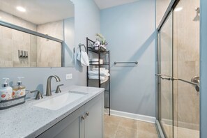 Shower, hair dryer, towels, soap - Spacious 3BR/2BA Apartment - Smart Lock & 85" TV - Near Downtown (Chicago)