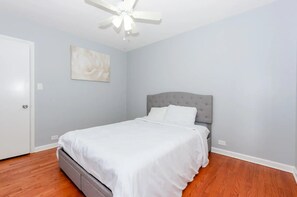 3 bedrooms, iron/ironing board, WiFi, bed sheets - Spacious 3BR/2BA Apartment - Smart Lock & 85" TV - Near Downtown (Chicago)