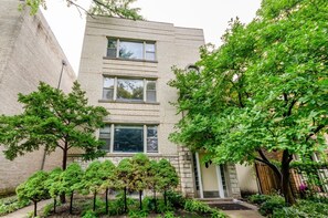 Exterior - Spacious 3BR/2BA Apartment - Smart Lock & 85" TV - Near Downtown (Chicago)