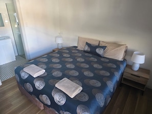 Desk, laptop workspace, blackout drapes, free WiFi - Heritage City Motor Inn (Broken Hill)
