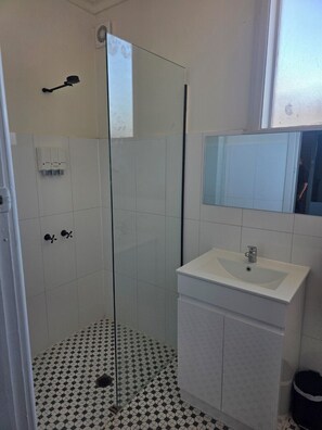 Shower, hair dryer, towels, soap - Heritage City Motor Inn (Broken Hill)