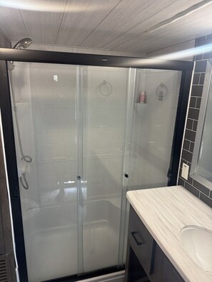 Bathroom - Lovely 3-bedroom recreational vehicle with AC in Brooksville (Brooksville)