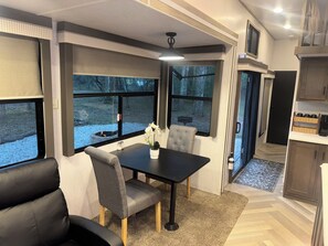 Dining - Lovely 3-bedroom recreational vehicle with AC in Brooksville (Brooksville)