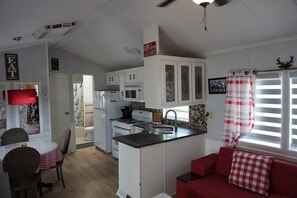 Interior - Newly renovated, large corner lot Sherkston Shores Resort hangout at lake Erie (Port Colborne)