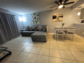 Living area - Fabulous 2-bedroom condo with AC in charming Titusville (Titusville)
